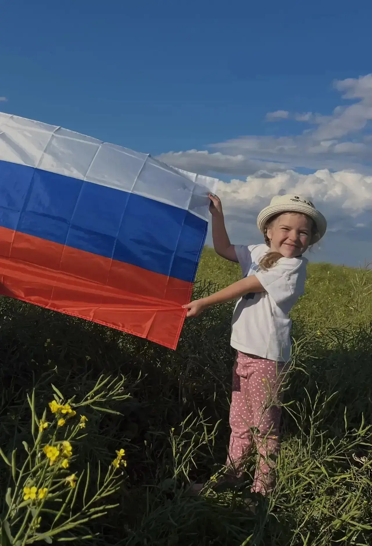 В этих кадрах — сама суть нашей силы: пока дети держат флаг, а за их спинами дышит вечн...