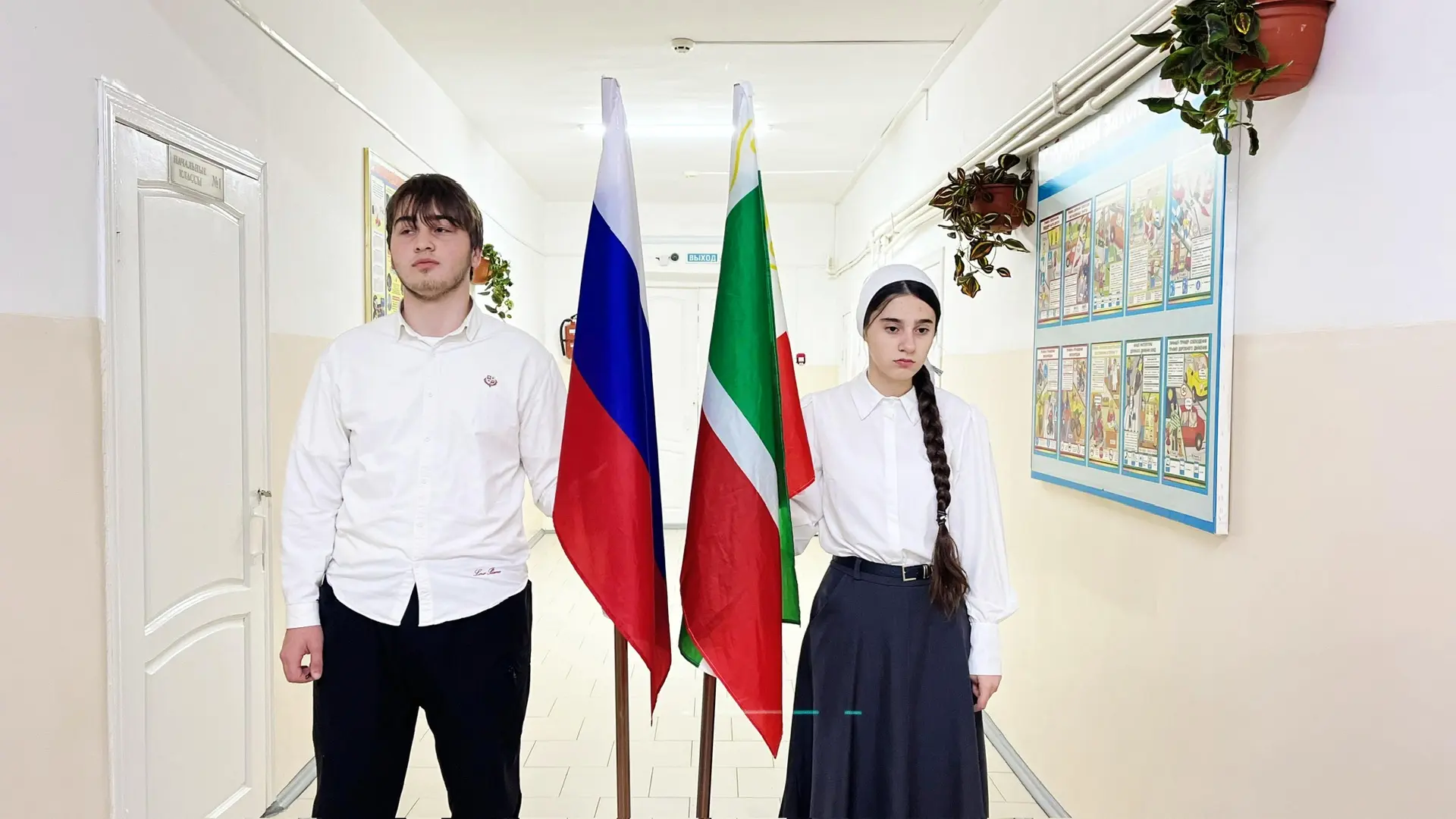 Новая неделя в нашей школе началась с  линейки и поднятия государственных флагов под гимны Российско