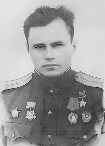 Выпускник Борисоглебской военной авиационной школы пилотов А.Ф. Лавренов прибыл на Кубань 7 апреля 1