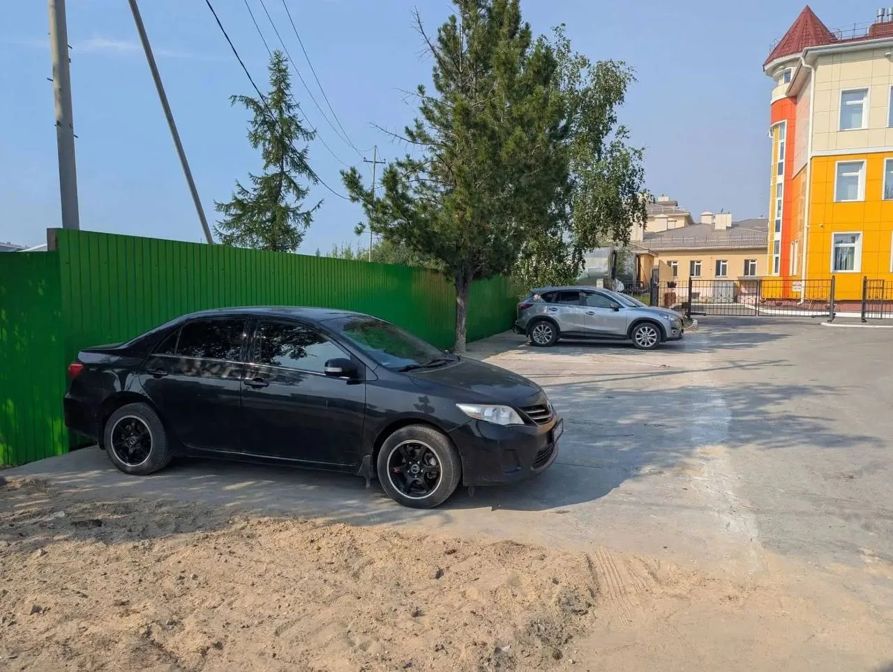 🙌В Тарко-Сале появилась новая парковка 

На свободном участке возле школы-интерната обустроили допо