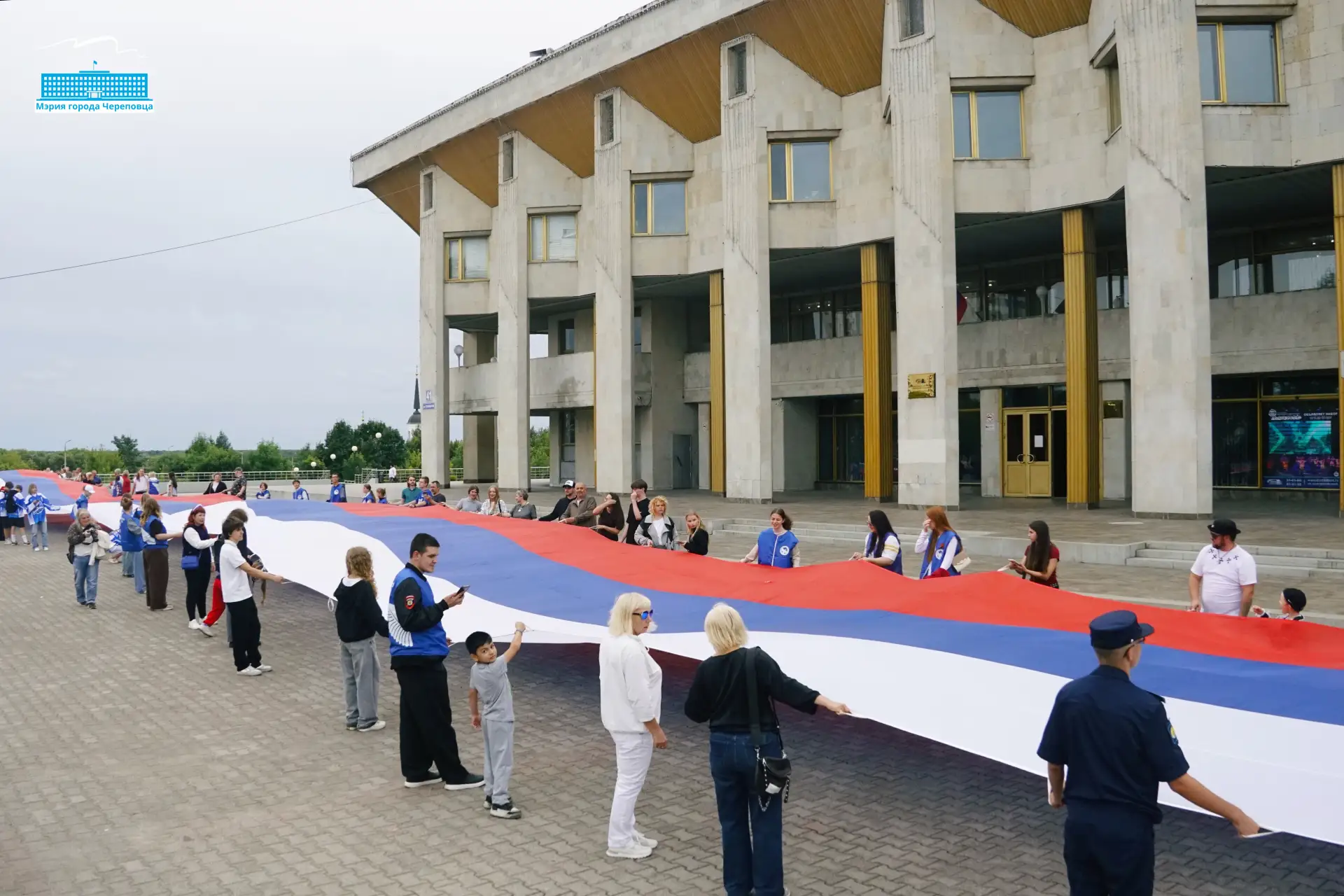 🇷🇺Большой праздник, посвященный Дню флага прошел в Череповце на площади Молодежи
