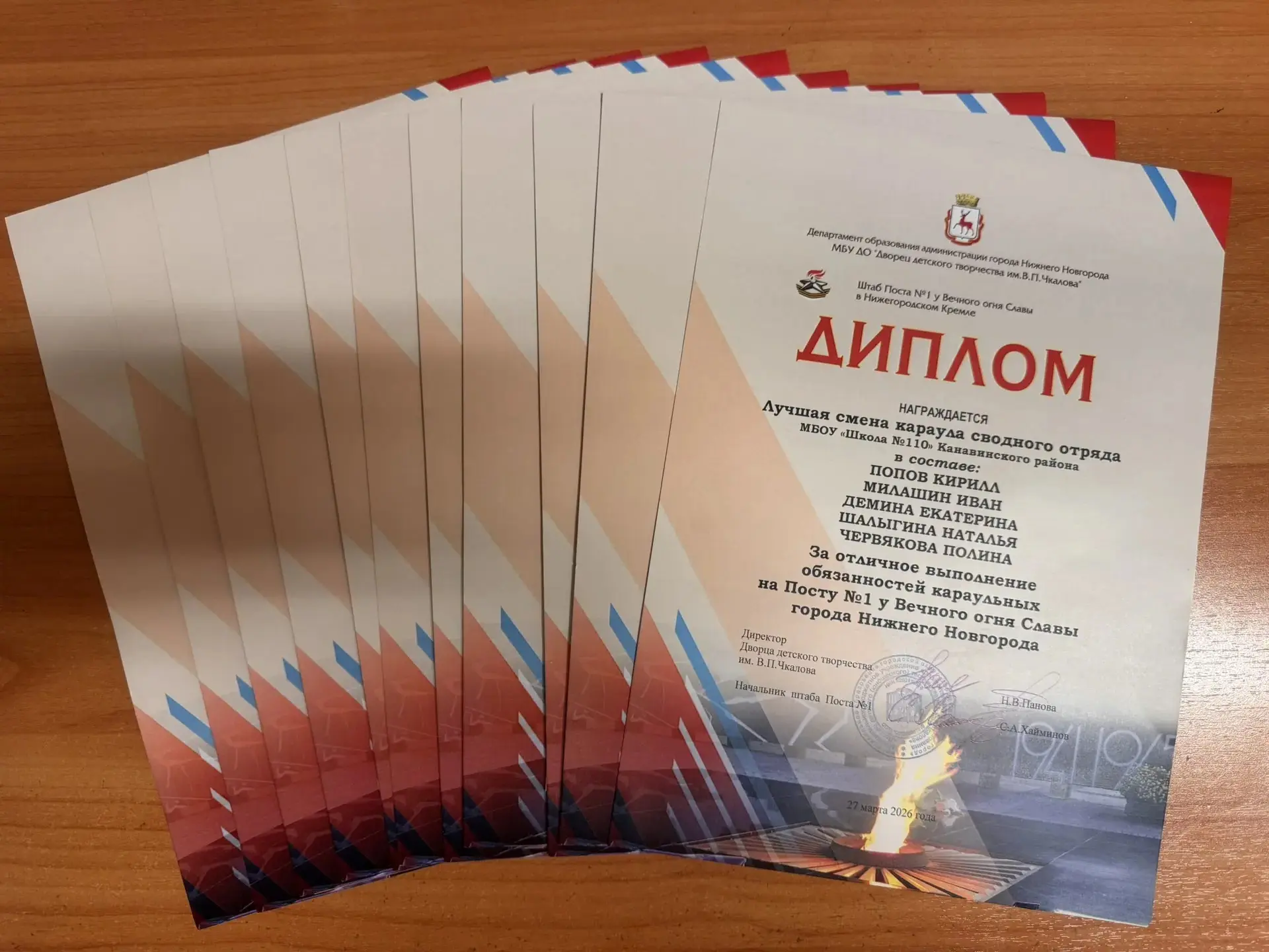 🇷🇺Традиционно утро понедельника началось с "Разговоров о важном" и поднятием флага в актовом зале, н