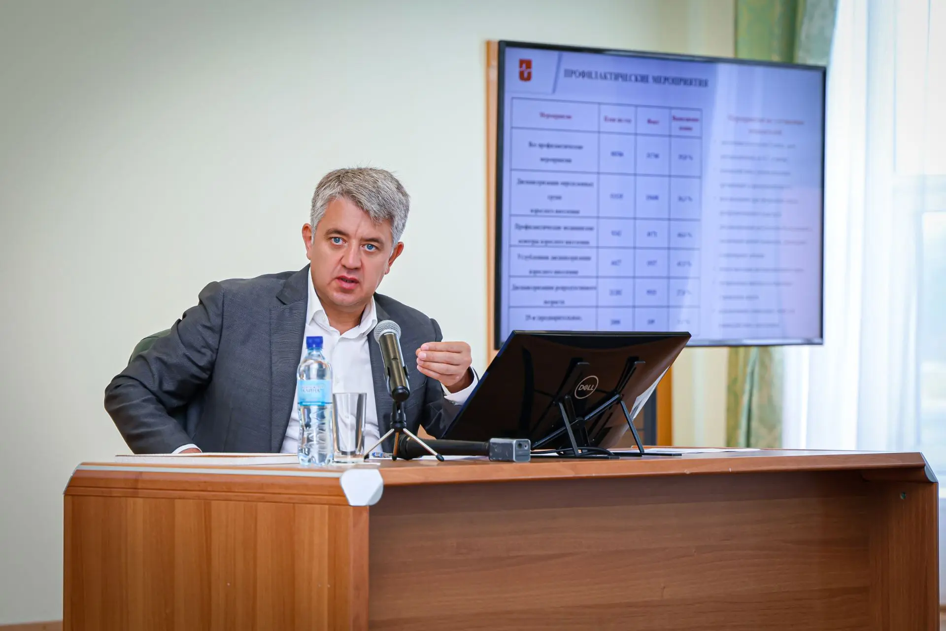 Провели еженедельное плановое совещание с городскими службами.

По традиции, начали с награждения. Б