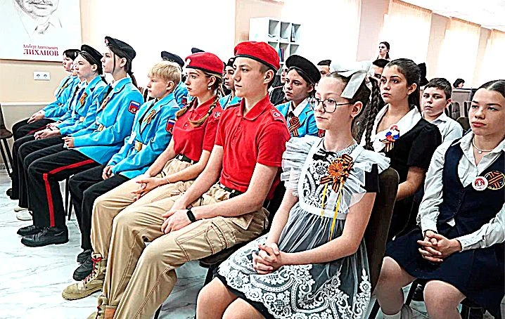 ВЕЛИКОЙ ПОБЕДЕ ПОСВЯЩАЕТСЯ   Активистки краевого отделения Союза женщин России приняли участие в мер