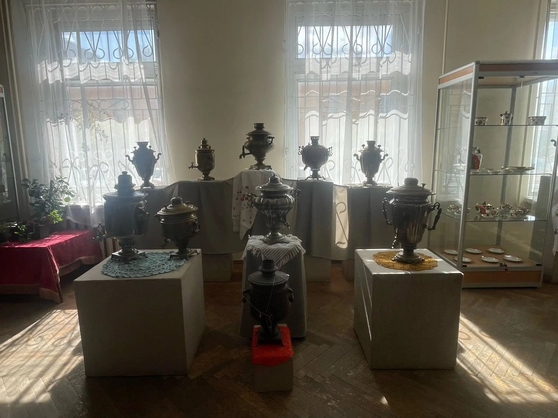 Выставка самоваров начала работу в выставочном зале Рославльского музея 15 августа 2026...
