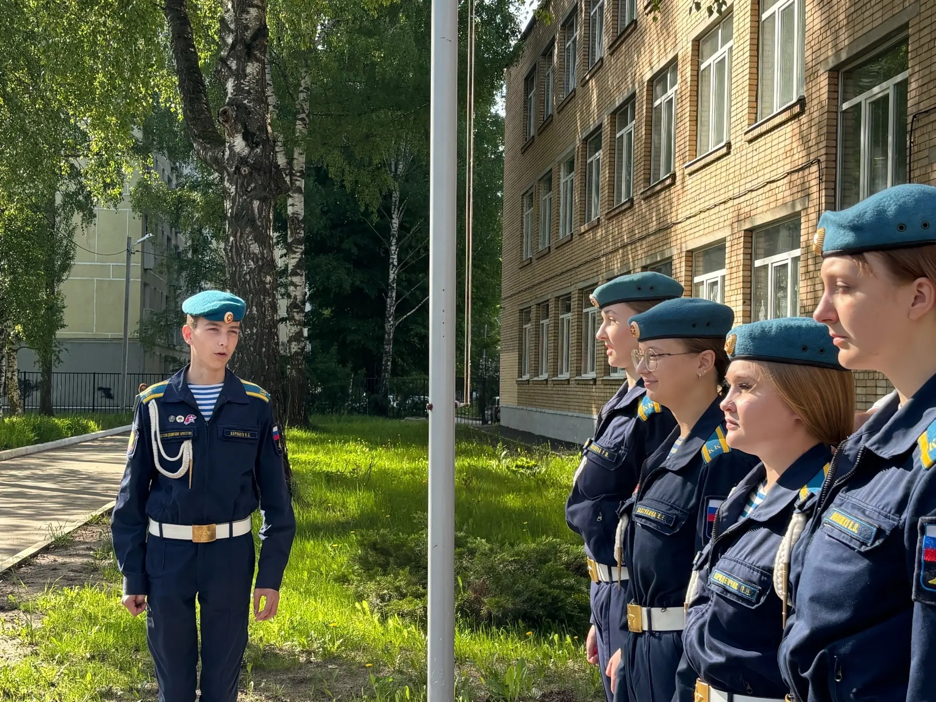 Разговоры о важном | Поднятие флага 🇷🇺 
 
📆 18 мая, учебная неделя началась с торжественной церем