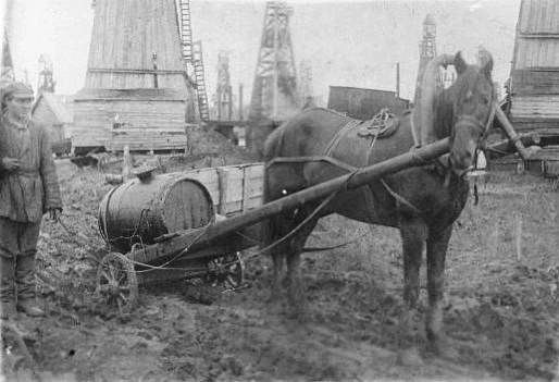 Буровые вышки, емкости для хранения нефти, котельная. Месторождение Оха. Сахалин. Конец 1930-х годов