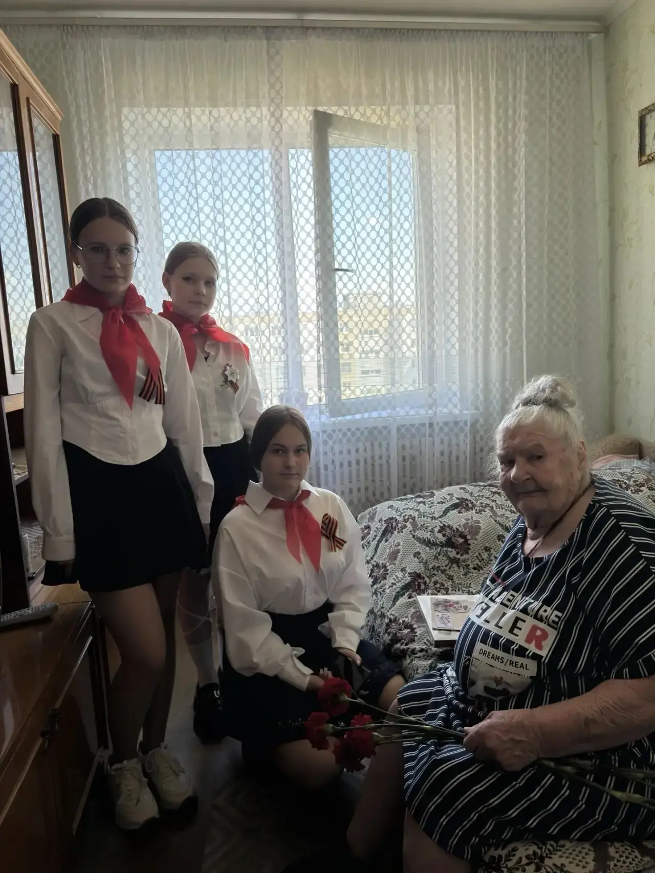 В преддверии Дня Победы активисты «Движения первых» из #школы30 отправились в гости к человеку, чьё 