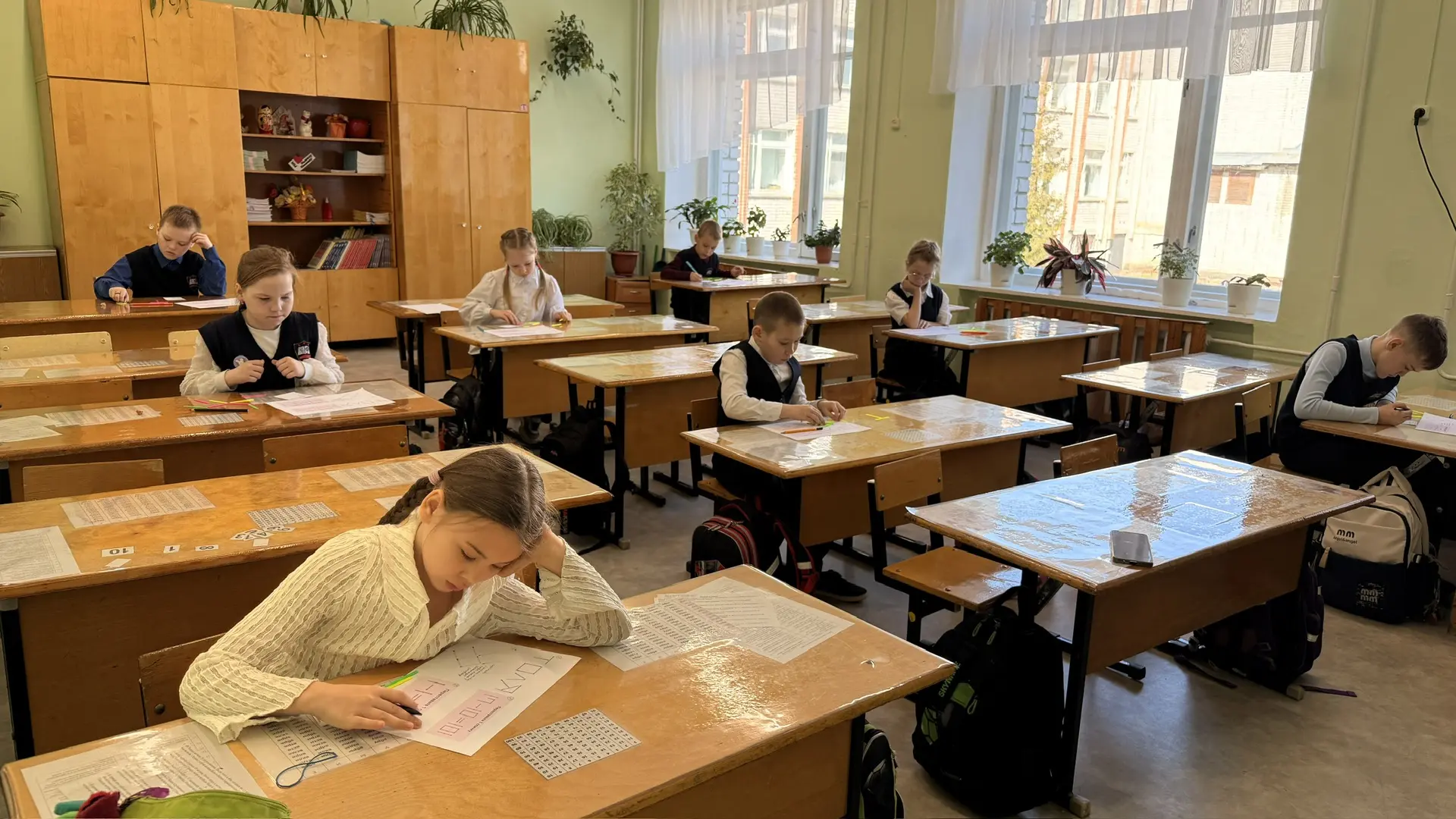 🏆 Третий день «Недели рекордов», а ажиотаж не спадает!   По коридору дети передвигаются не пешком, о