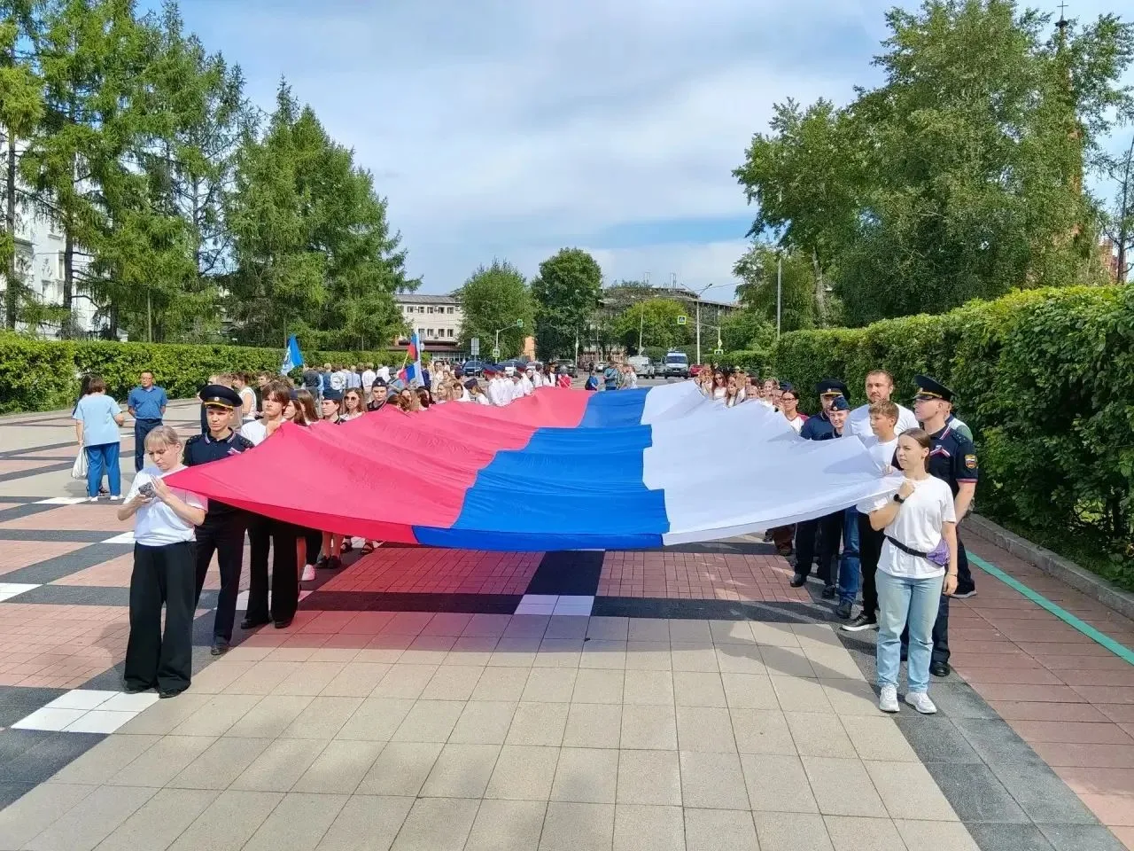 В честь Дня Государственного флага России