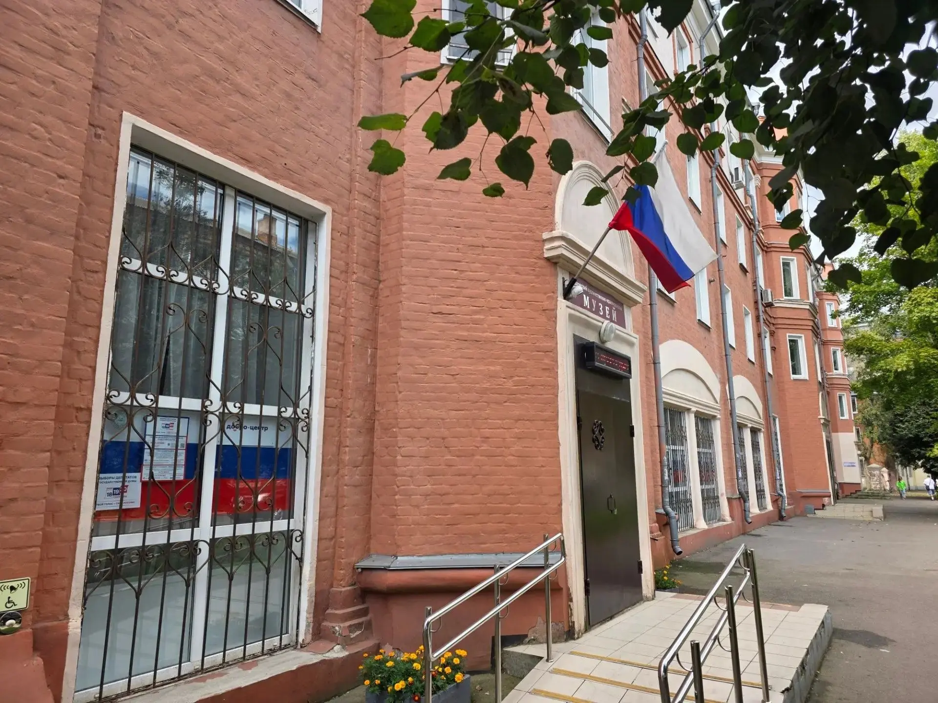 Горделиво над страною реет флаг родной Земли,