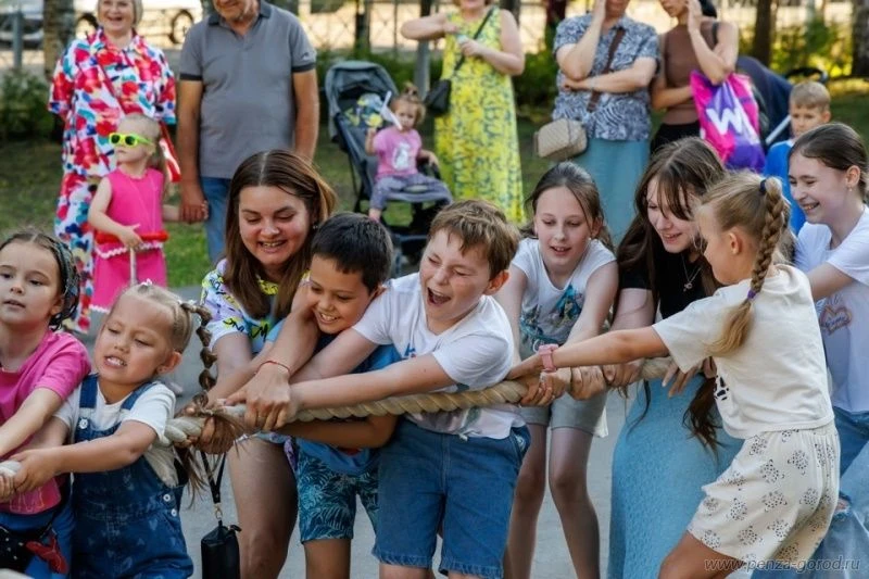 В городе организовали праздники двора на улицах Леонова и Лядова.
Для детей и взрослых подготовили н