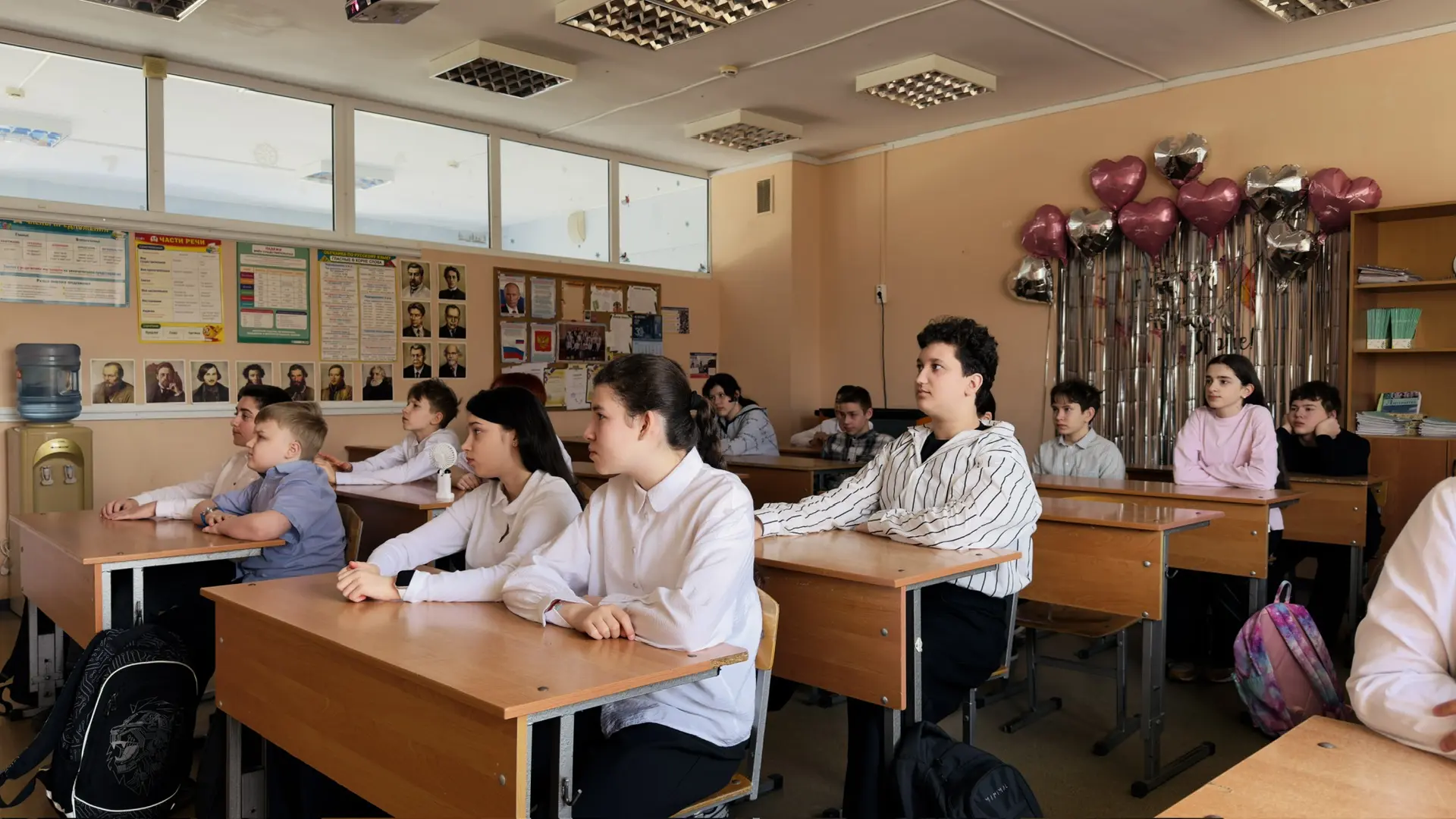 🏫 Утро после каникул в нашей школе начинается традиционно с разговоров о важном! Тема классного часа