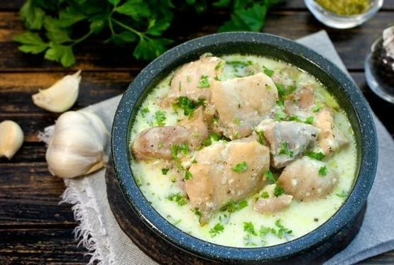 Курица в молочно-чесночном соусе (шкмерули)