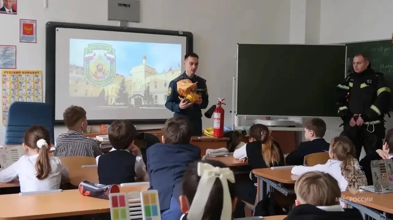 🚒 В Восточном округе столицы прошёл открытый урок, посвящённый Дню пожарной охраны России  Сотрудник