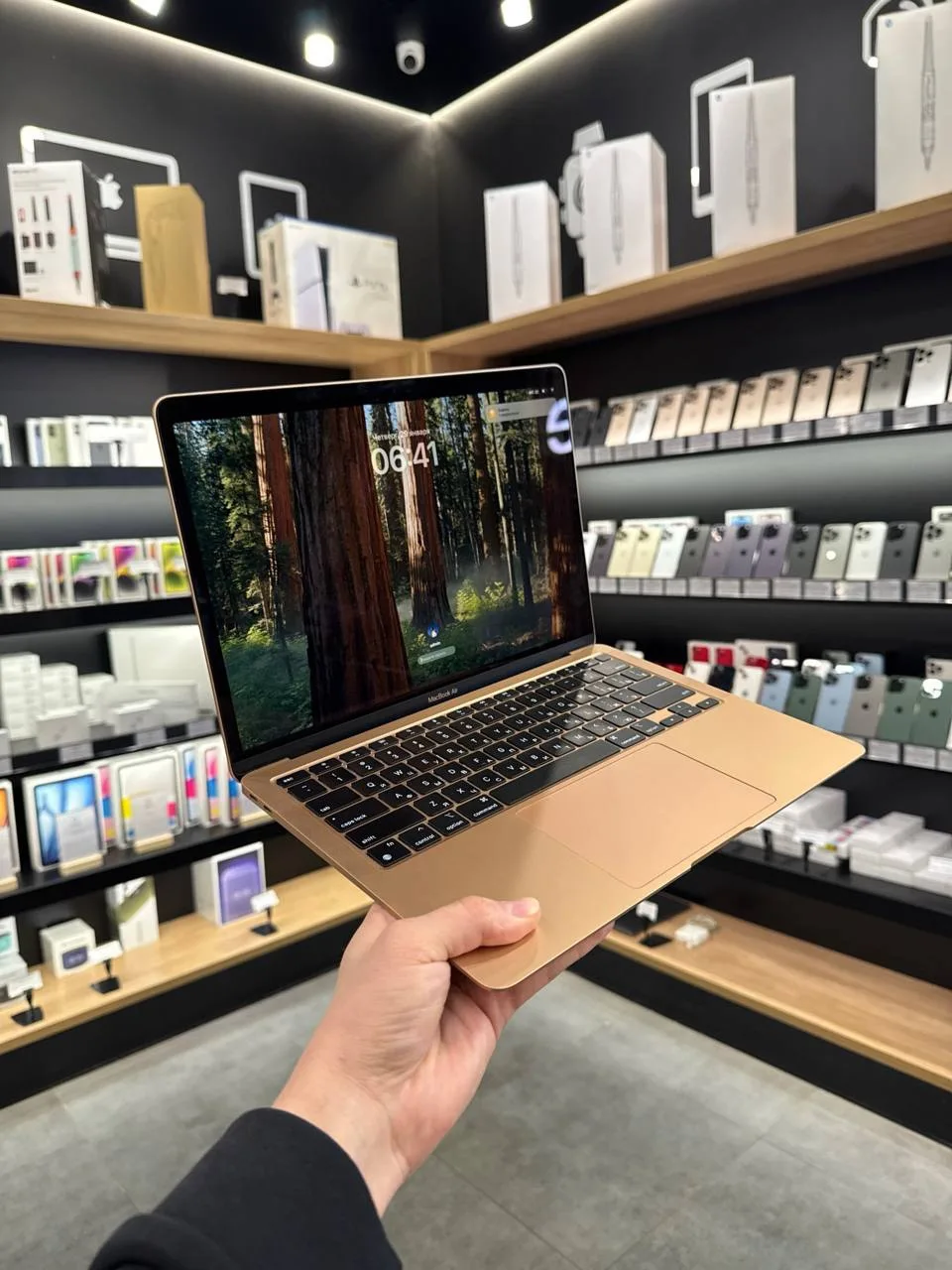 Идеальная цена для столь популярного MacBook 😏

MacBook Air M1 13 8/256GB💻
Gold💛

Цена: 24.998₽🔥