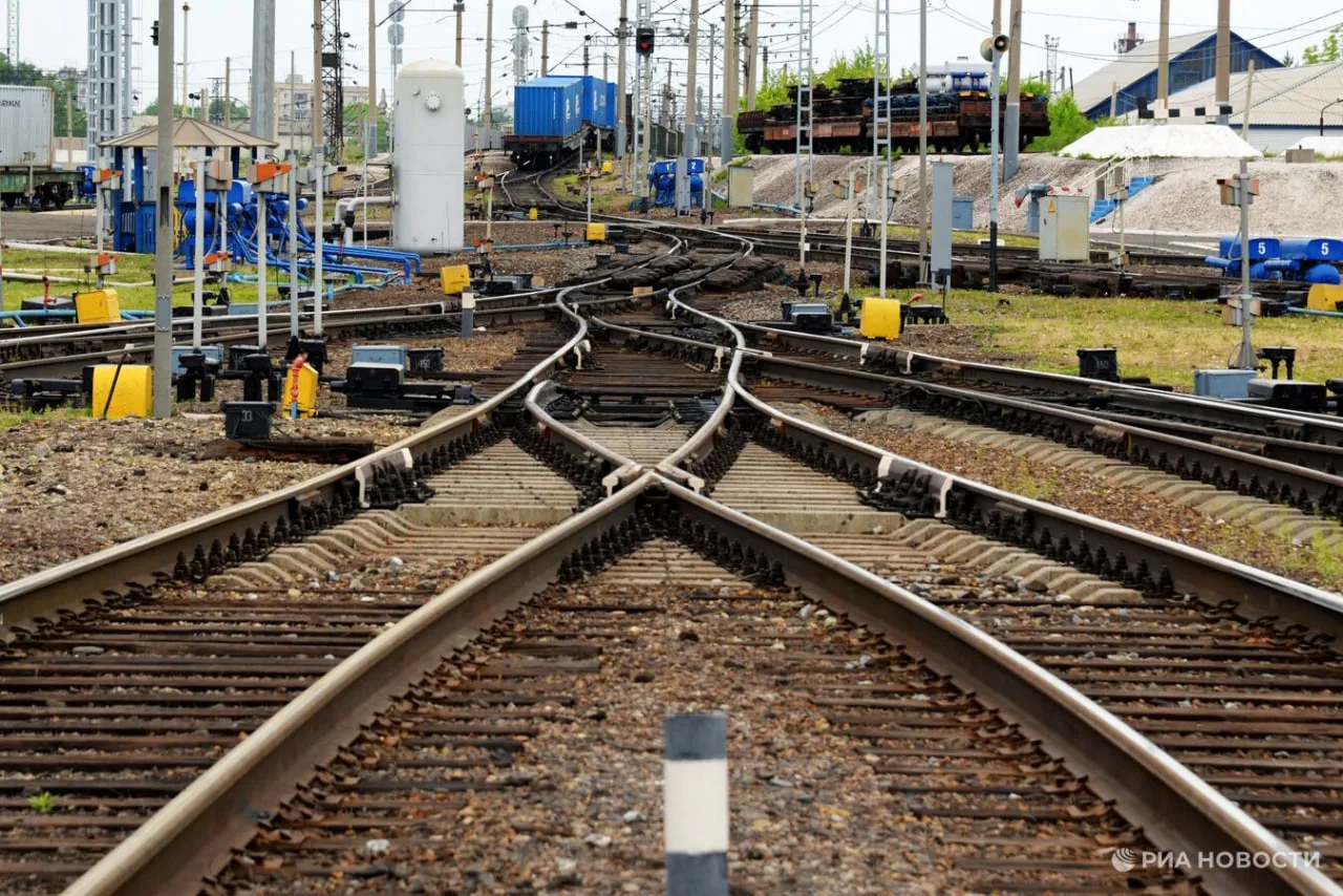 🚂 РЖД приостановили продажу билетов на некоторые поезда с юга на сентябрь.

Причина -  ремонт на ин