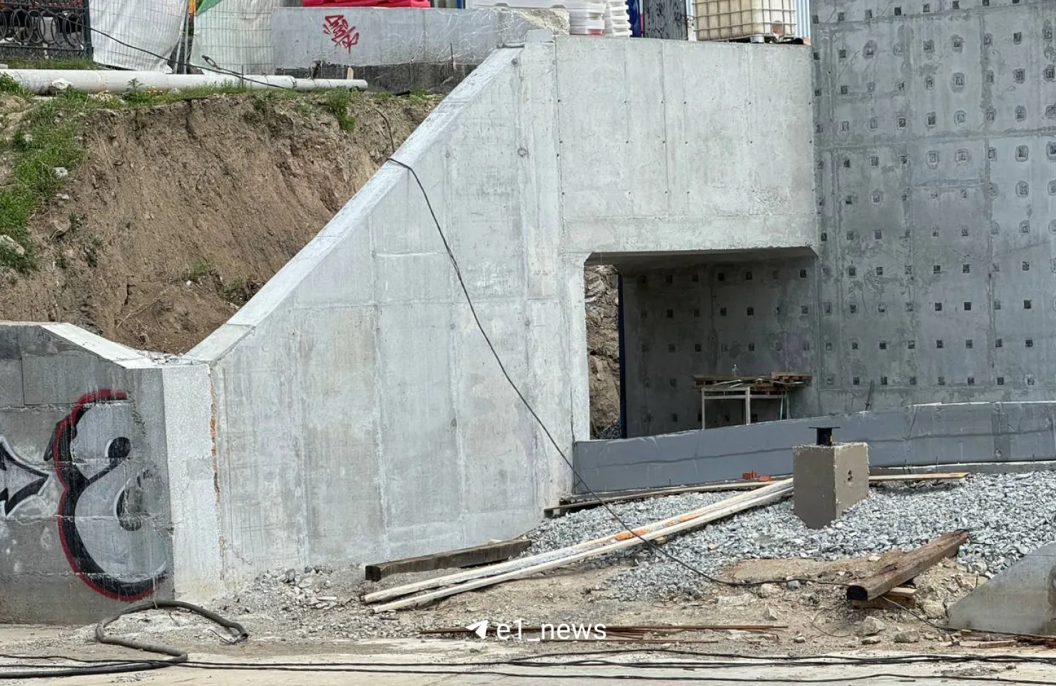 👀 Заглянули на стройку пешеходного тоннеля на Куйбышева.  Ради большого проекта перекрыли участок ул
