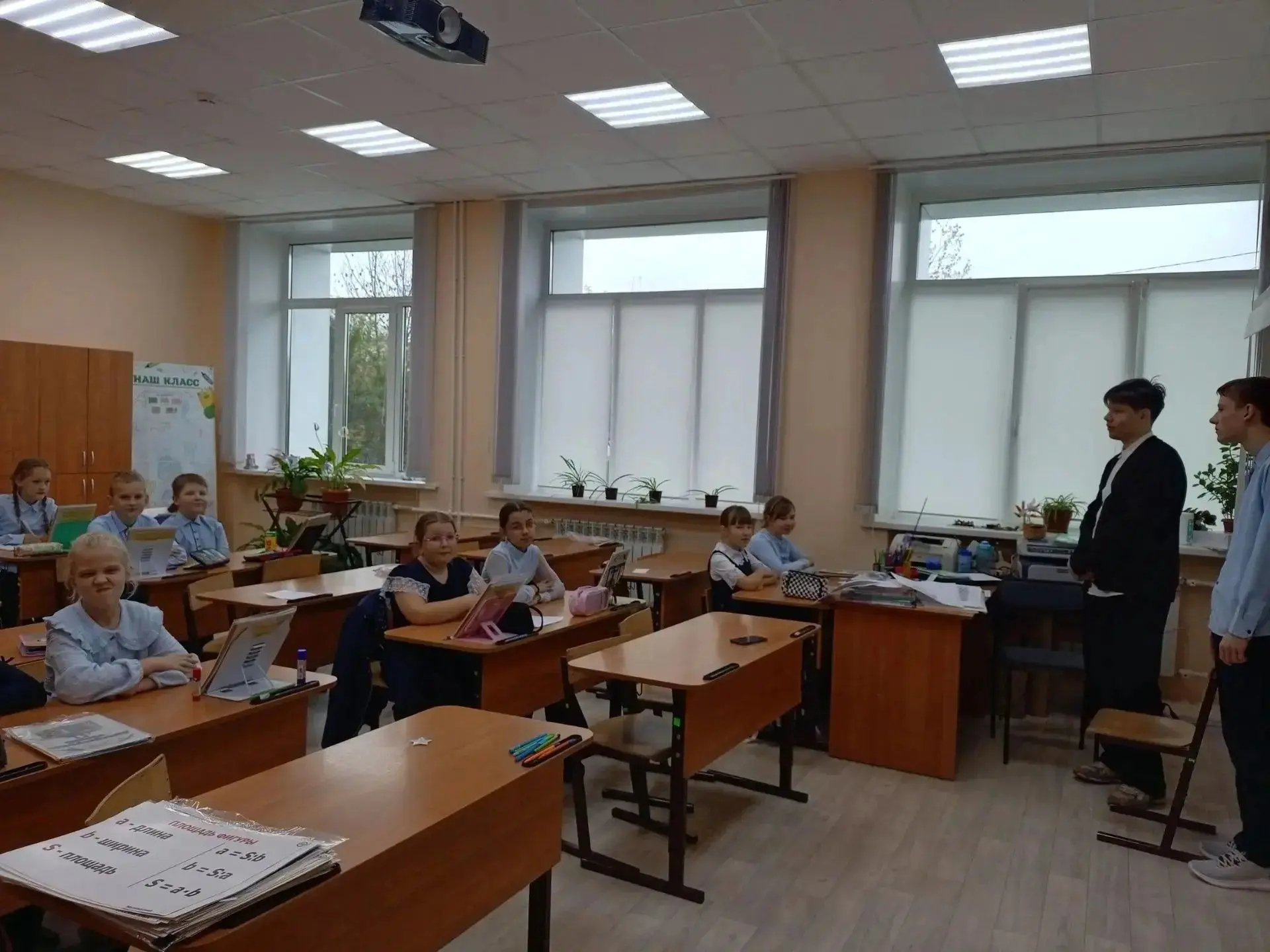 📚2 октября в преддверии  Дня учителя школьники 9-11 классов устроили для педагогов нас...
