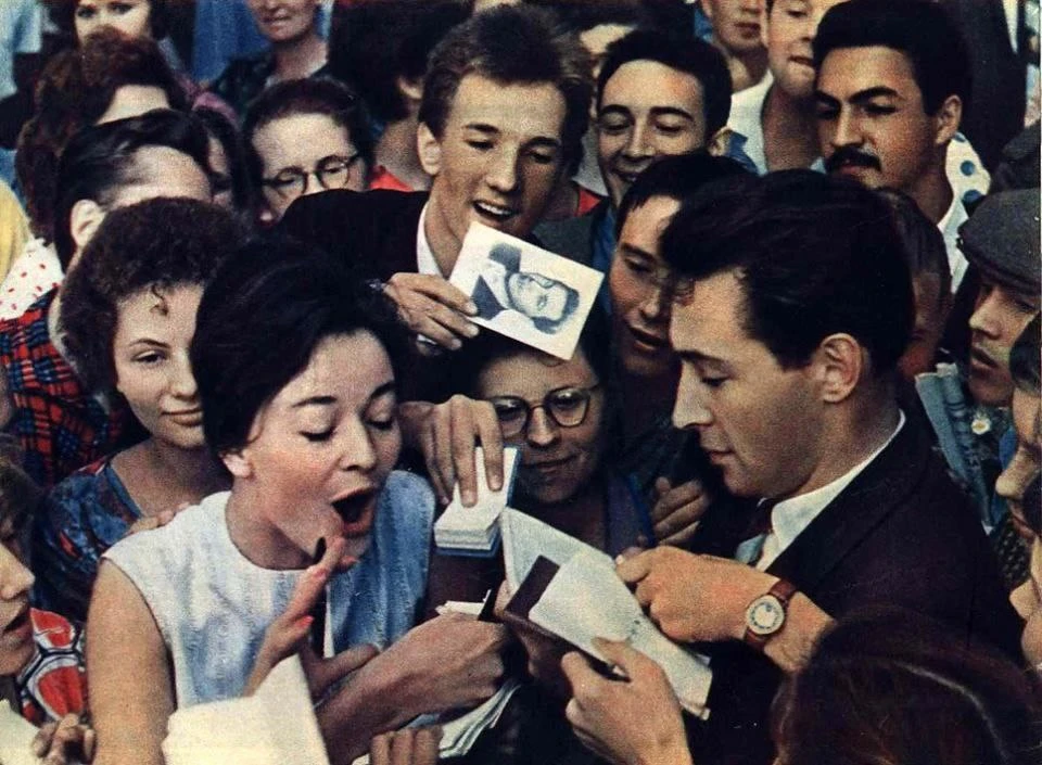 Вячеслав Тихонов в окружении фанатов, 1961 г. Эмоции зашкаливают!

Здесь культурно!