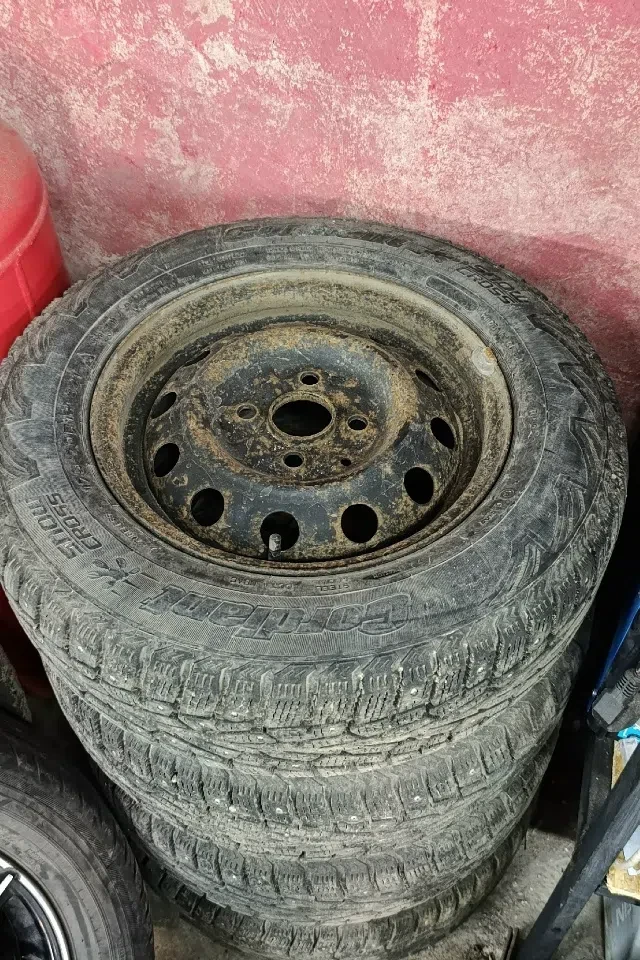 продам зимнюю резину на дисках r13 175/70 диски 4/100 цо 54 стояли на hyundai accent 60...