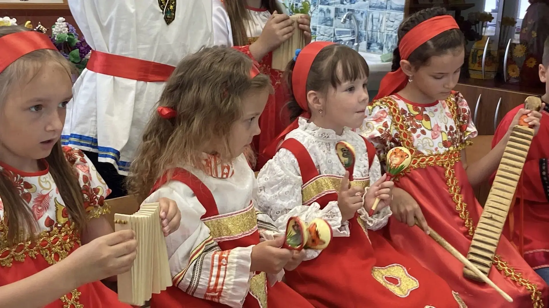 🪶 "Ожившие ремесла моей малой родины"
фольклорные посиделки в «Чародеях»! 🪶
В нашем лагере «Чароде