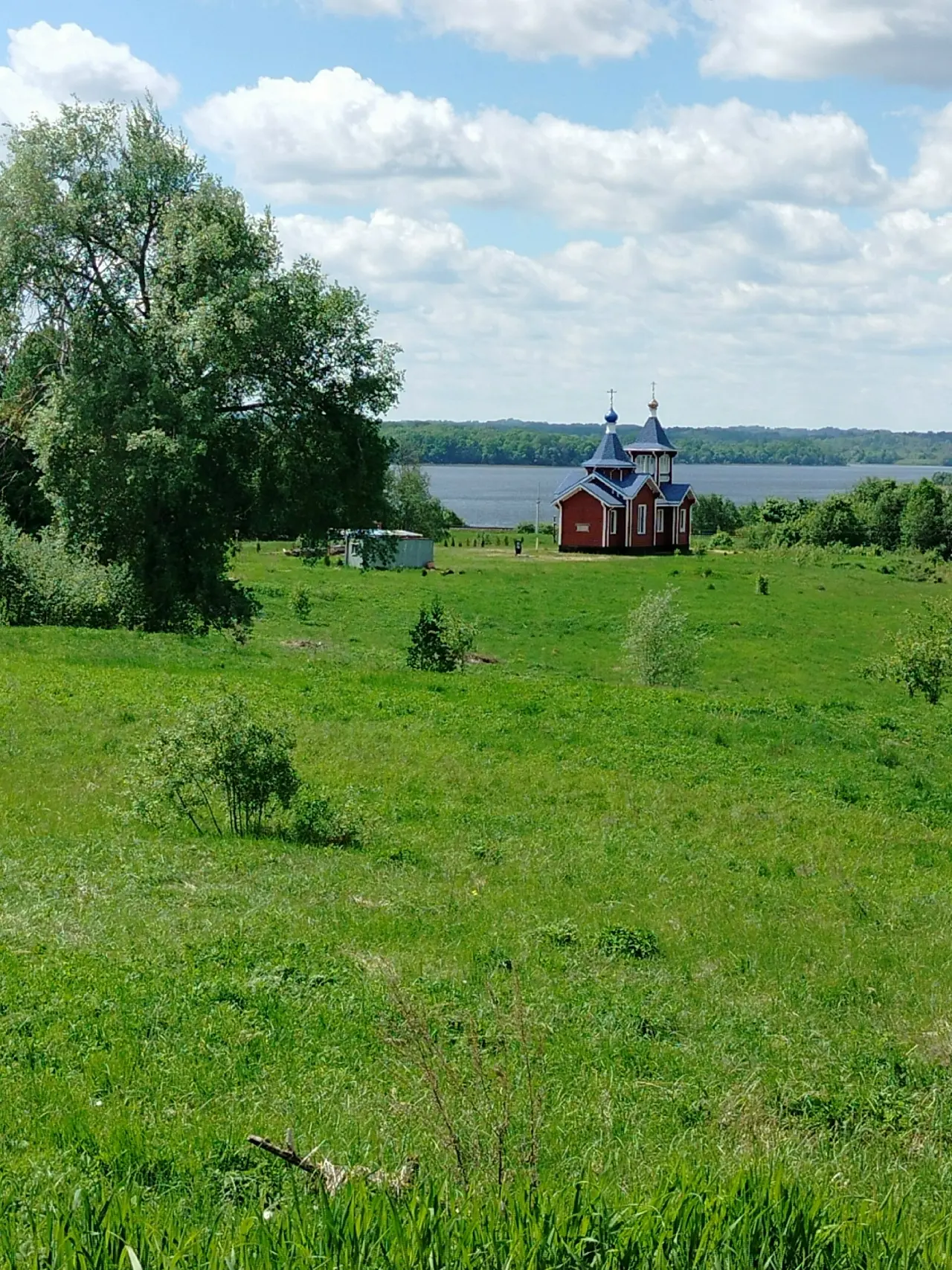 Ученики 5 "Б" класса ( кл. руководитель Т.А.Потёмкина) с родителями совершили поход. Их путь лежал н