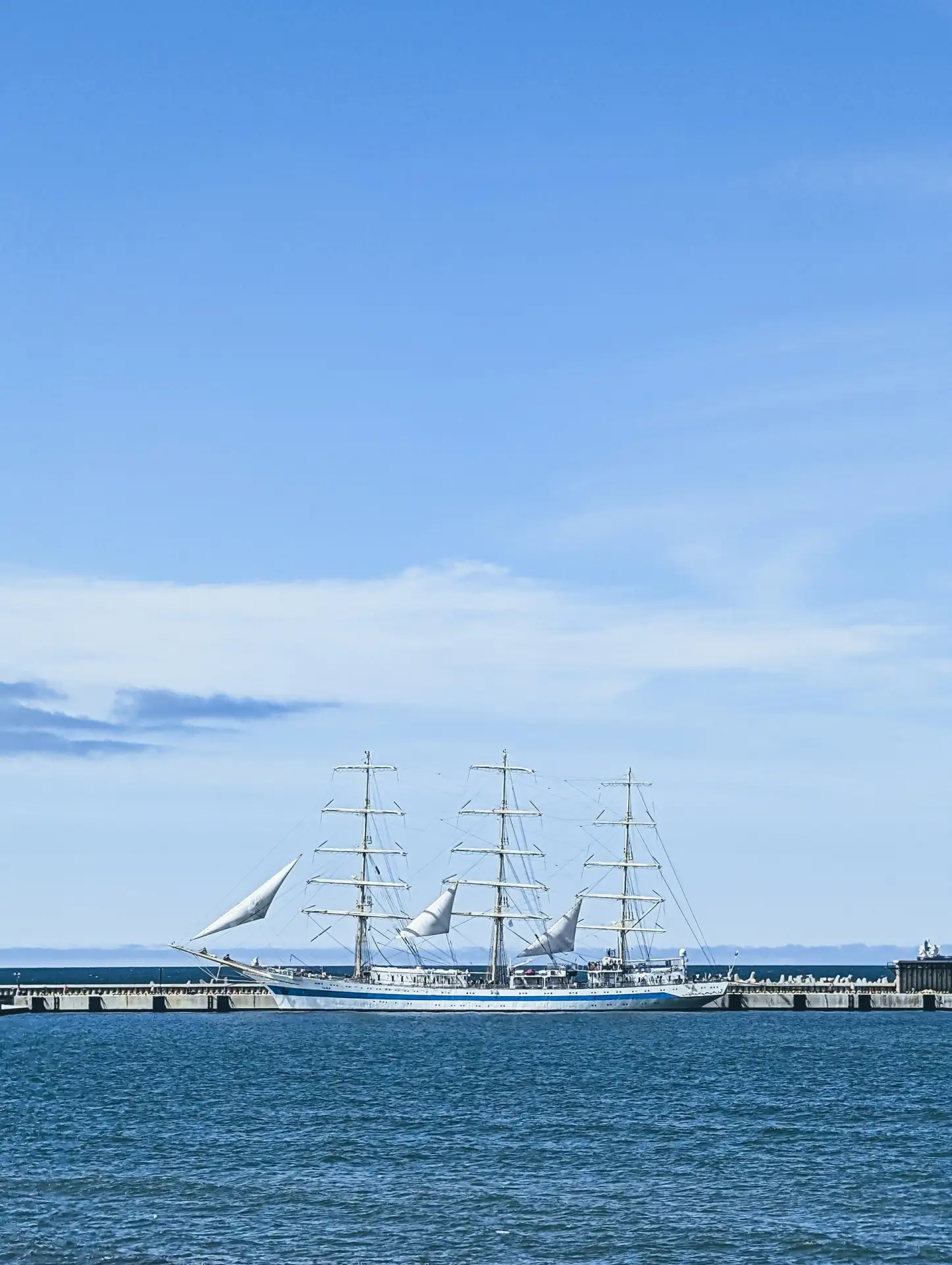 Смотрю на фотографии и вспоминаю Ассоль из романа «Алые паруса»⛵ Кстати есть версия, чт...