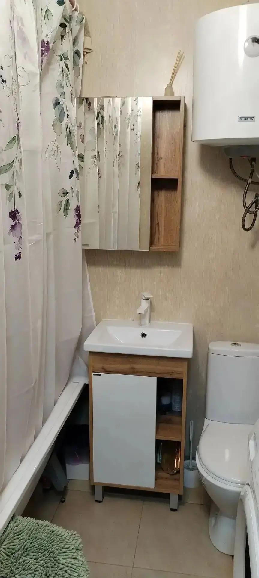 Продаётся  двухкомнатная квартира в центре поселка Чишмы, 43 кв м, комнаты 9 и 16 кв. м...