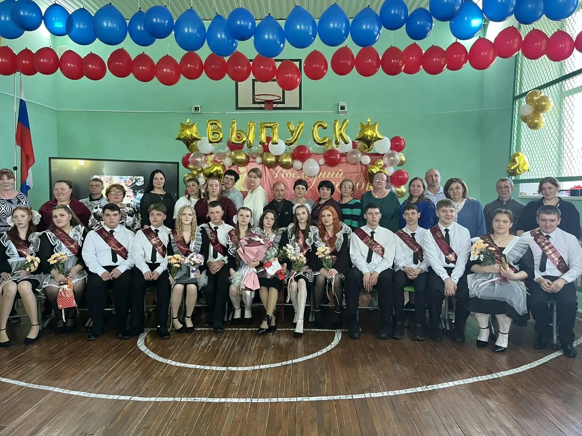 🎓**Сегодня в МБОУ «Анжерская ООШ» прозвенел последний звонок для выпускников 9-го клас...