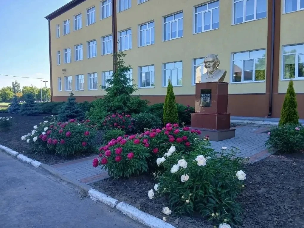 Более десяти лет назад педагоги и выпускники нашей школы взяли шефство над могилой Александра Иванов