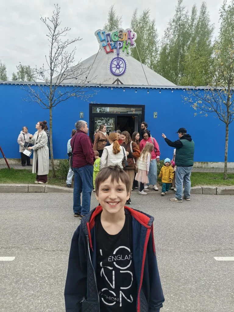 Сегодня редкий день без хоккея. И мы отправились в Упсала Цирк на спектакль "Нити". Рек...
