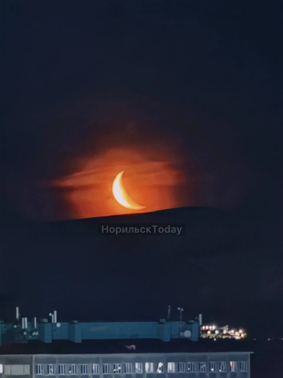 🤩 Гигантский полумесяц поднялся над Норильском!