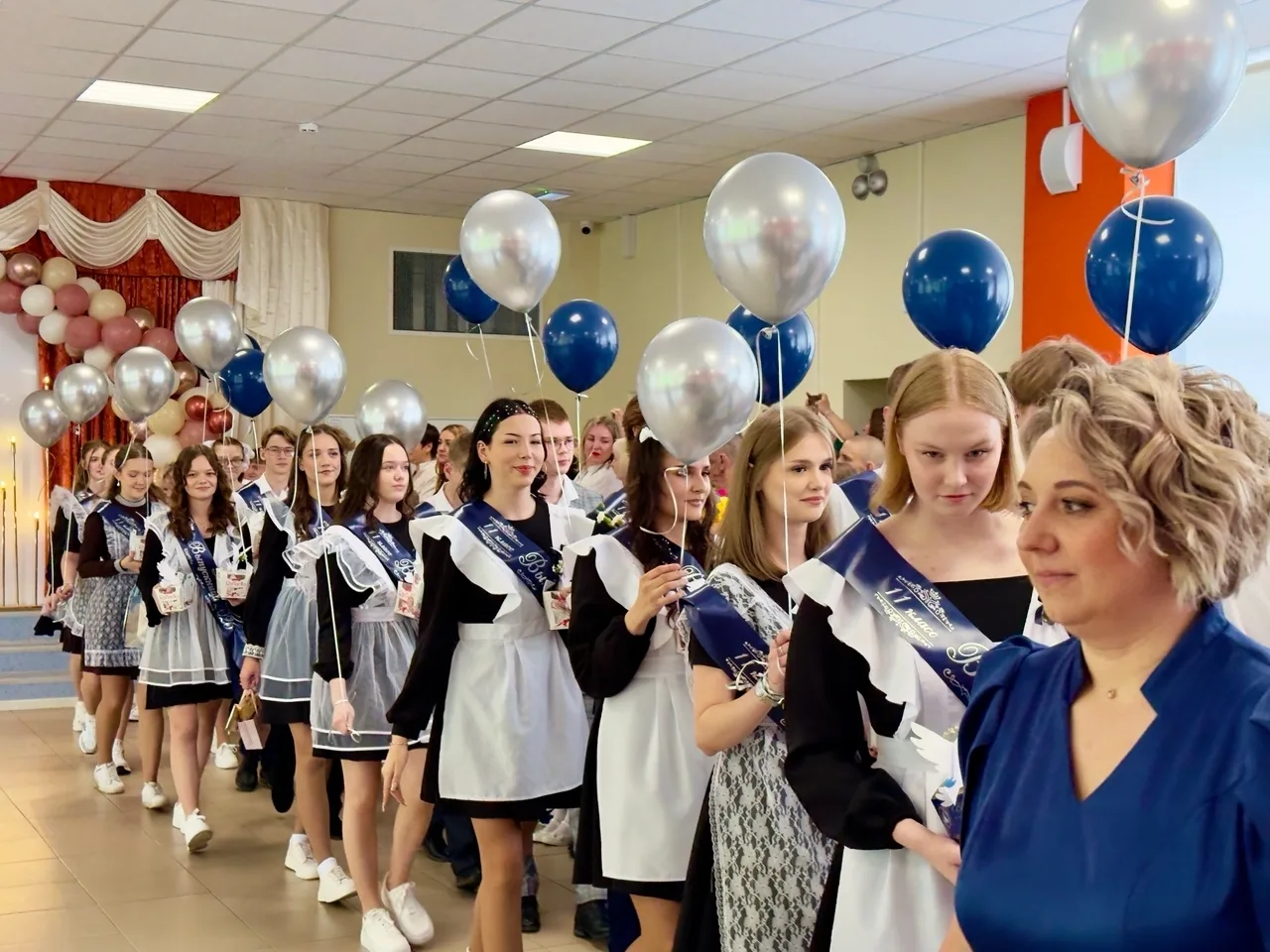 Звуки вальса, цветы и легкая грусть в глазах…🎻🌸Сегодня в стенах нашей школы прошли то...