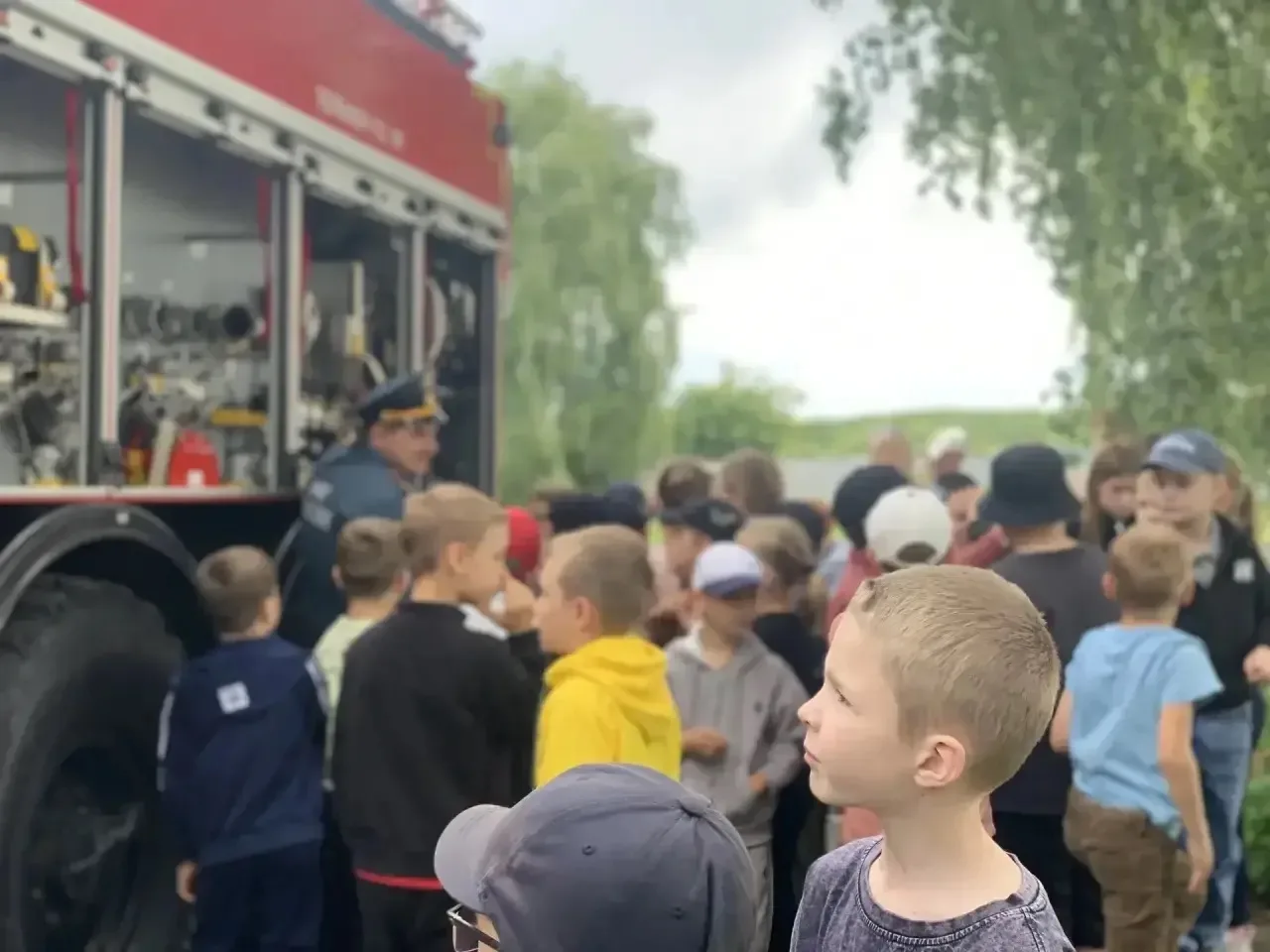 🚒 Пожарная машина в гостях у «Радуги»: Безопасность и дружба в рамках праздничного дня
