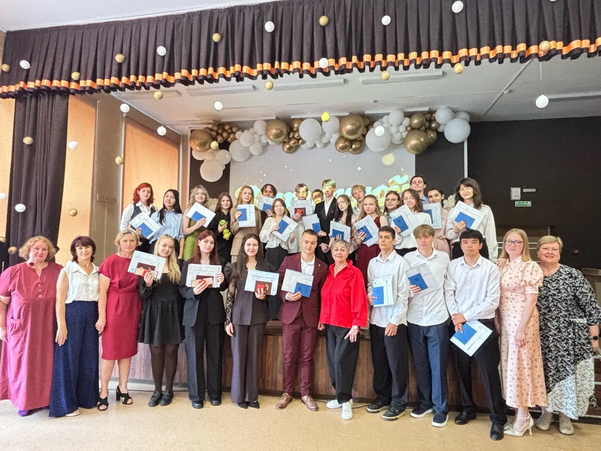 🎓 ТОРЖЕСТВЕННОЕ ВРУЧЕНИЕ АТТЕСТАТОВ: МЫ СДЕЛАЛИ ЭТО! 🎓

🎉27 июня в нашей школе царила по-настояще