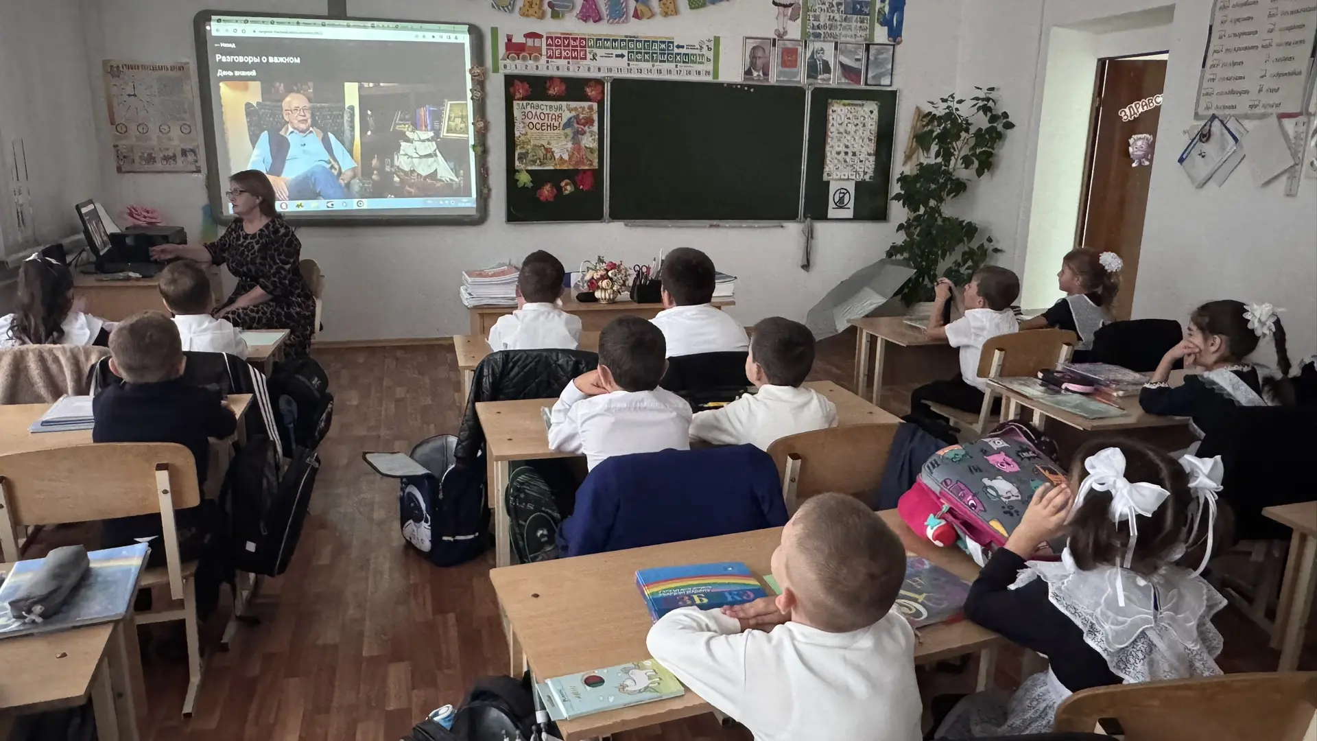 🇷🇺 Сегодня во всех школах нашей республики прошли первые в этом учебном году «Разгово...