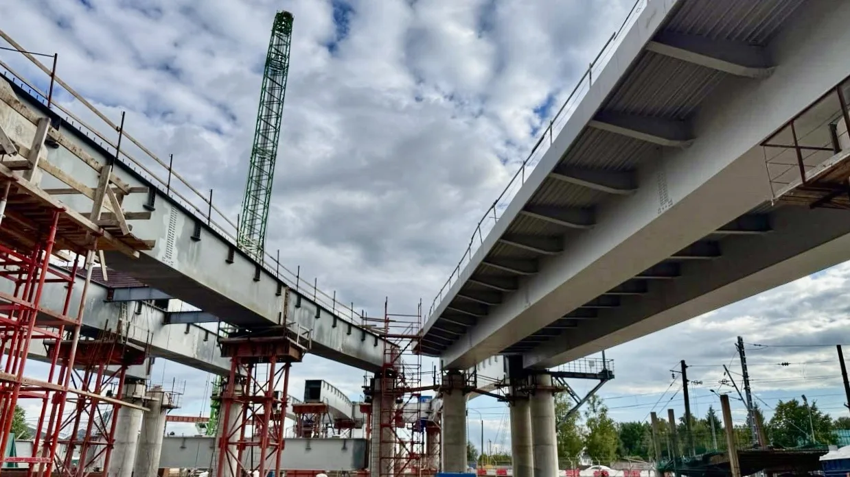 🏗 Новые кадры со строительства путепровода трассы М-32 на севере Санкт-Петербурга.