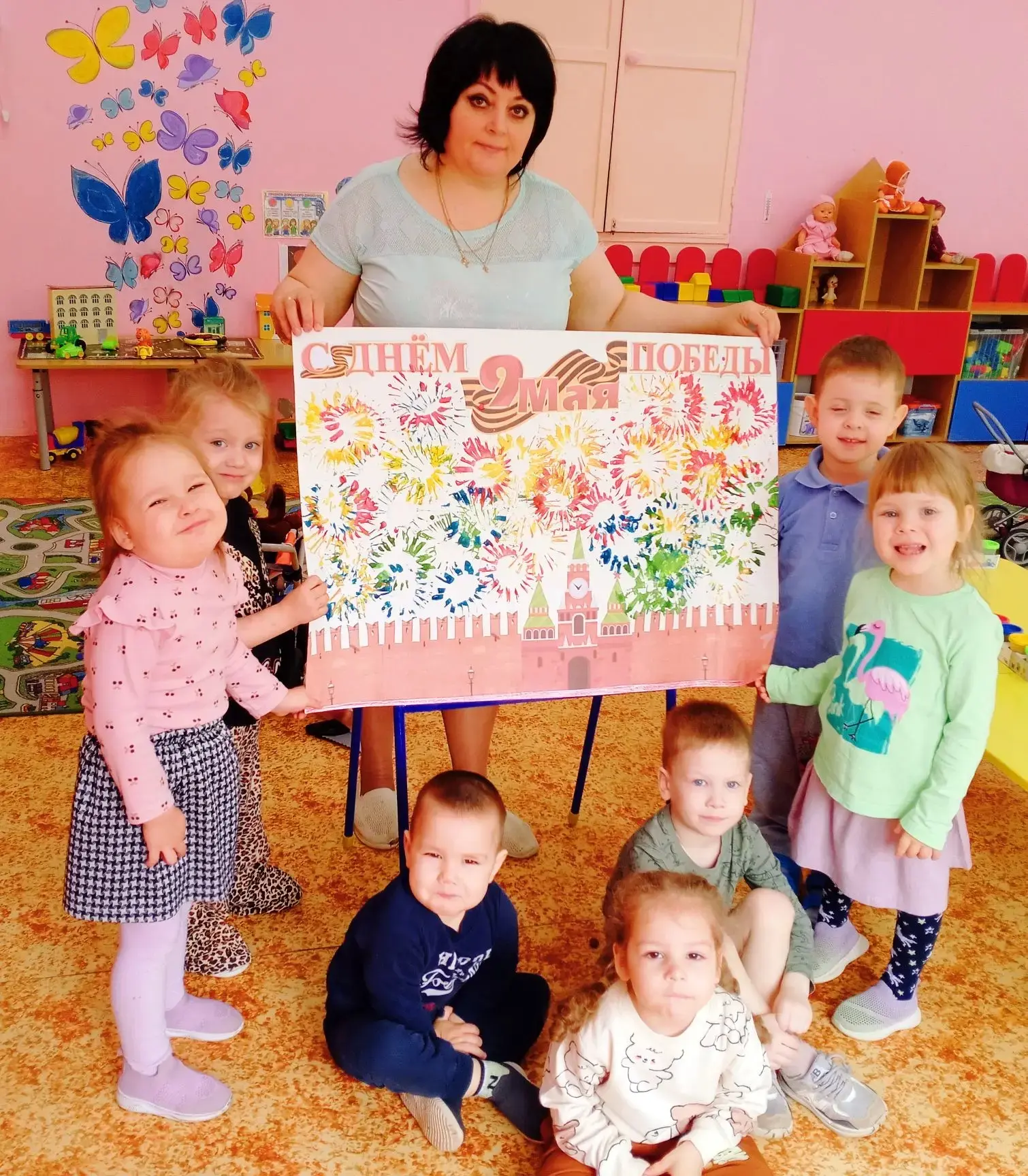 Ребята  и педагоги младшей группы поздравляют с праздником Великой Победы всех ветеранов ВОВ и труже