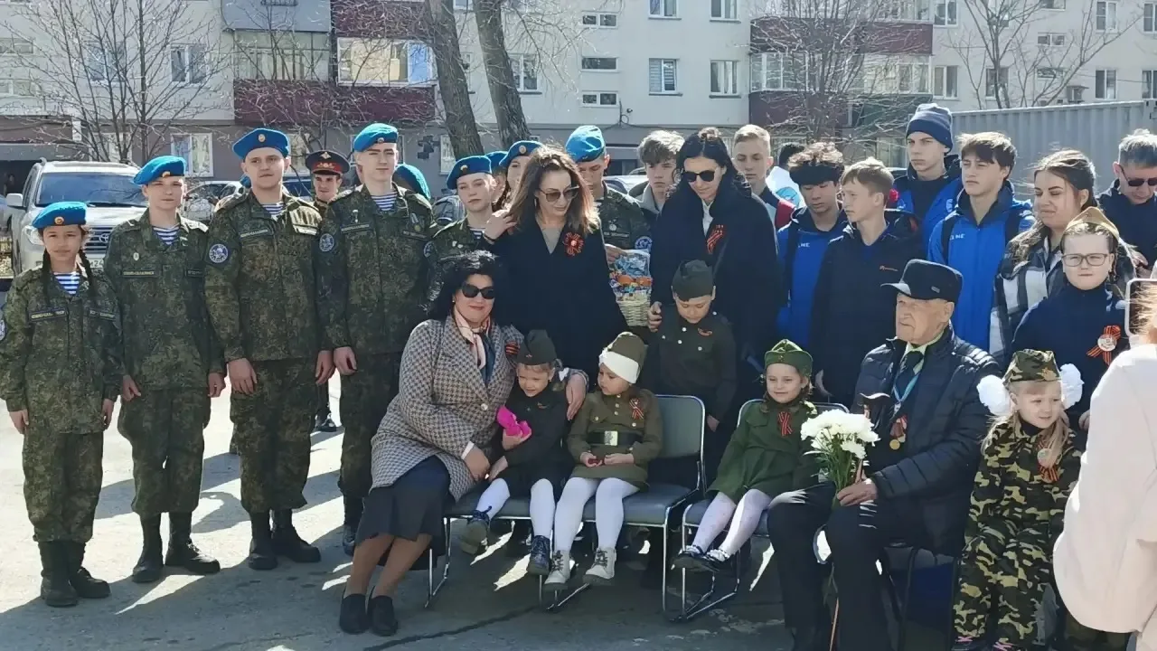 «Наследники Победы: курсанты ВСК «Десантник» поздравили ветеранов в Южно-Сахалинске».