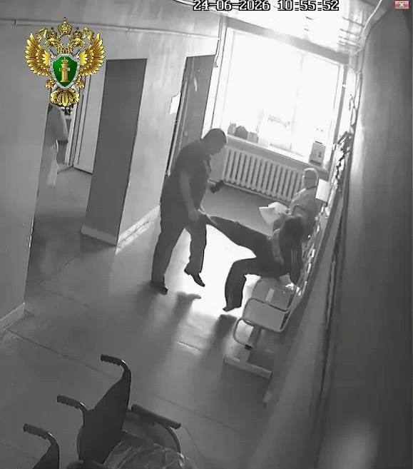 Пыталась побить полицейского.
