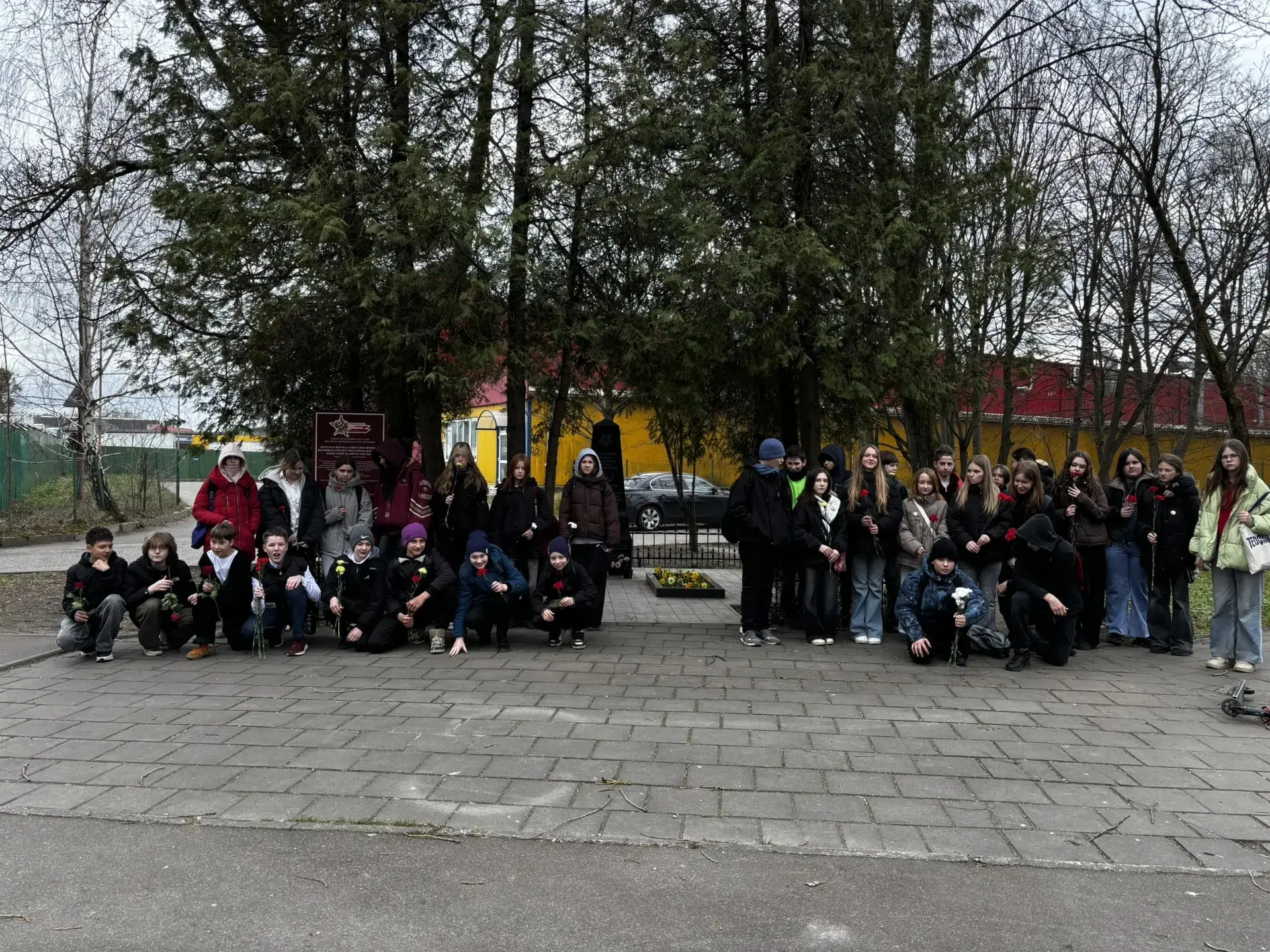 ПОМНИМ! ГОРДИМСЯ! Учащиеся 6А и 6Б классов 9 апреля  возложили цветы на братскую могилу (ул.Ялтинска