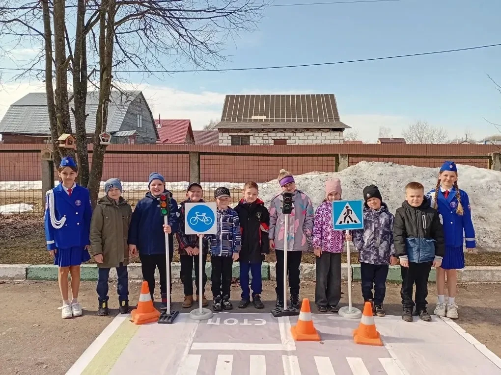 🚦В преддверии школьных каникул отряд ЮИД «Зигзаг удачи» провёл для учеников начальных ...