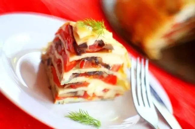 Блинный пирог с помидорами и сыром