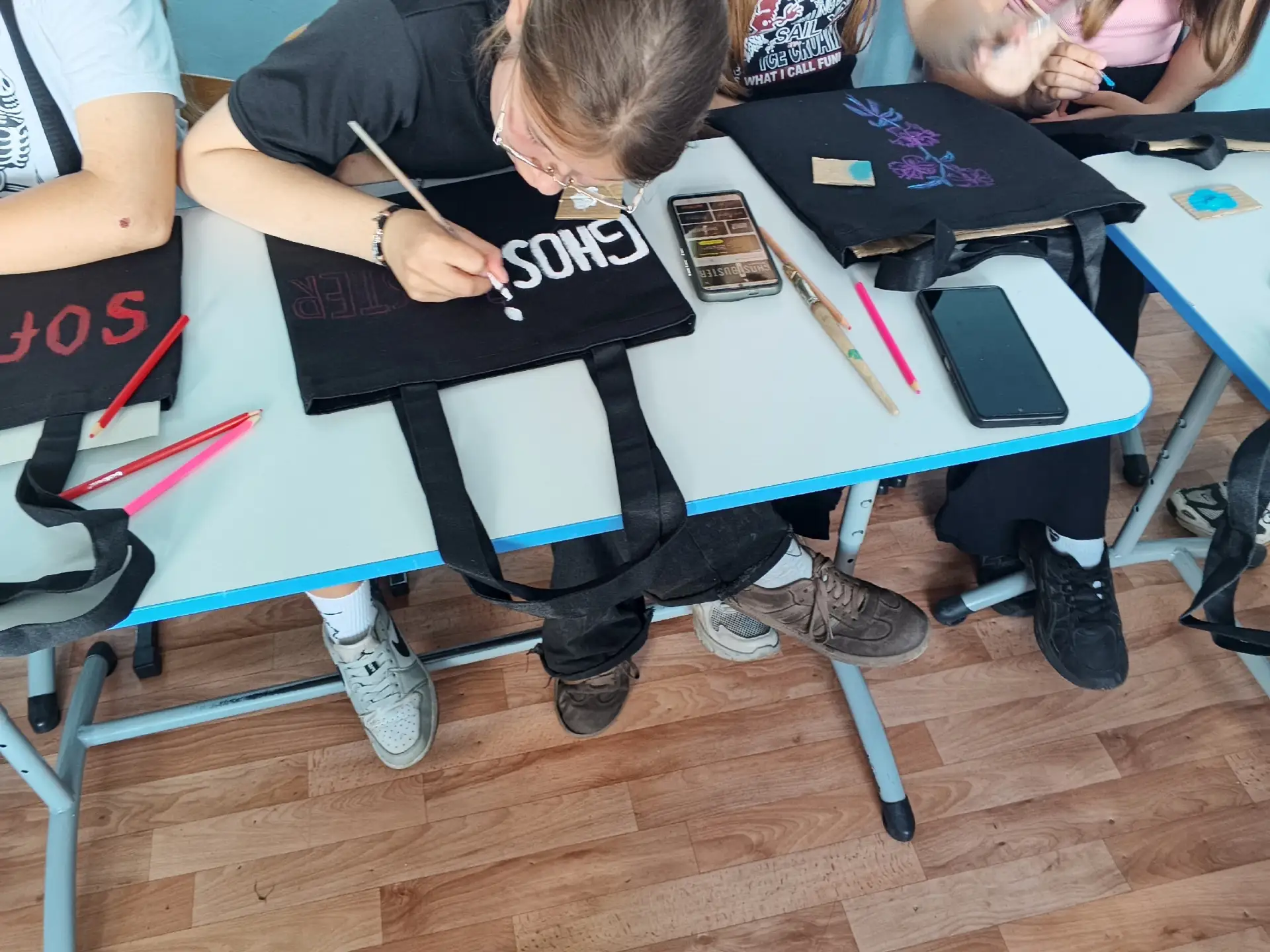 🌞 В Ульяновской школе прошло яркое и творческое мероприятие — роспись шопперов для трудового лагеря
