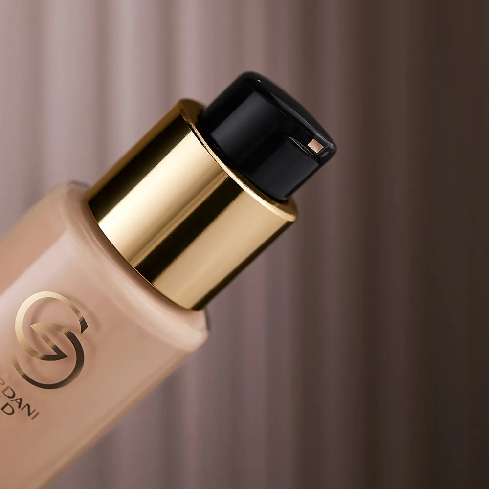 Стойкая минеральная тональная основа Giordani Gold с мягким матовым финишем создаёт безупречный тон 