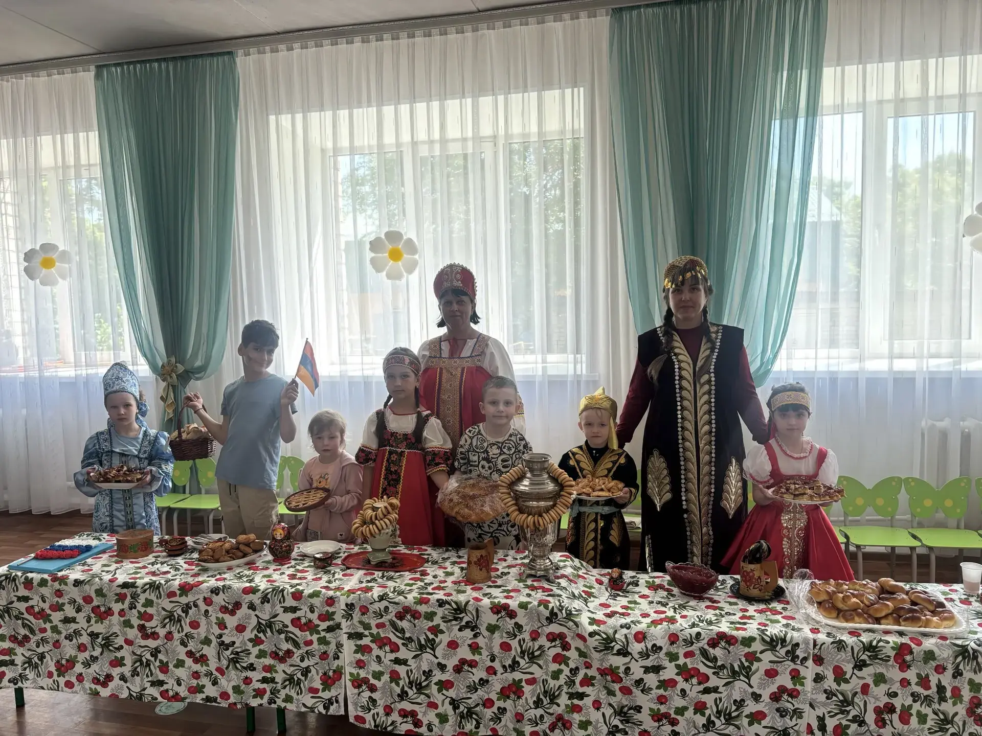 В честь Дня России в нашем детском саду  прошло настоящее массовое гуляние — «Хоровод е...