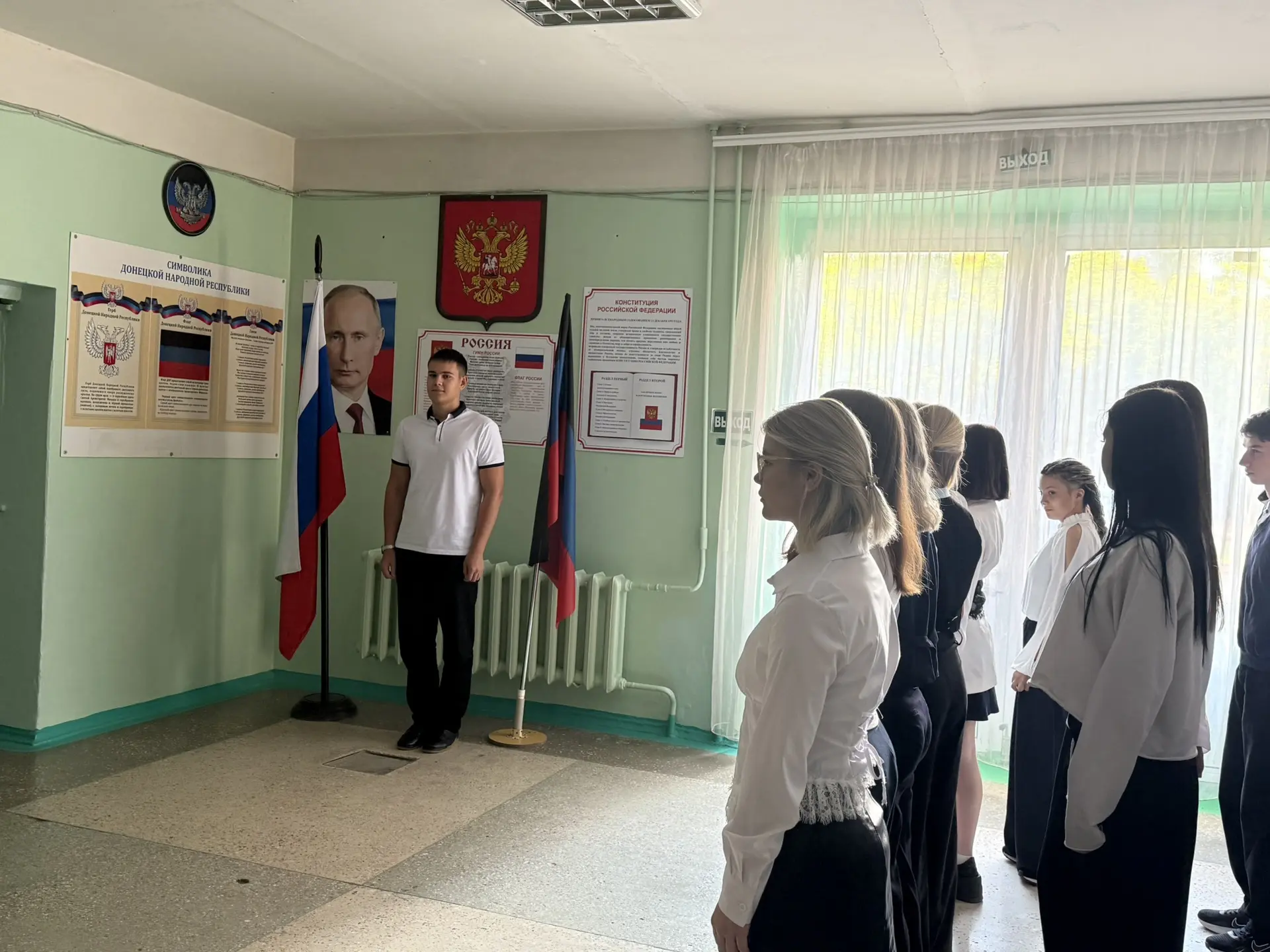 🇷🇺 Понедельник в нашей школе начался с торжественной линейки, посвящённой выносу Госу...