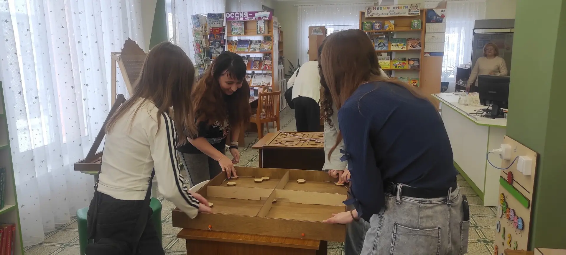 В век цифровых технологий дети всё меньше посещают библиотеки. 📱💻 Сегодня 7А класс выбрались в Новоу