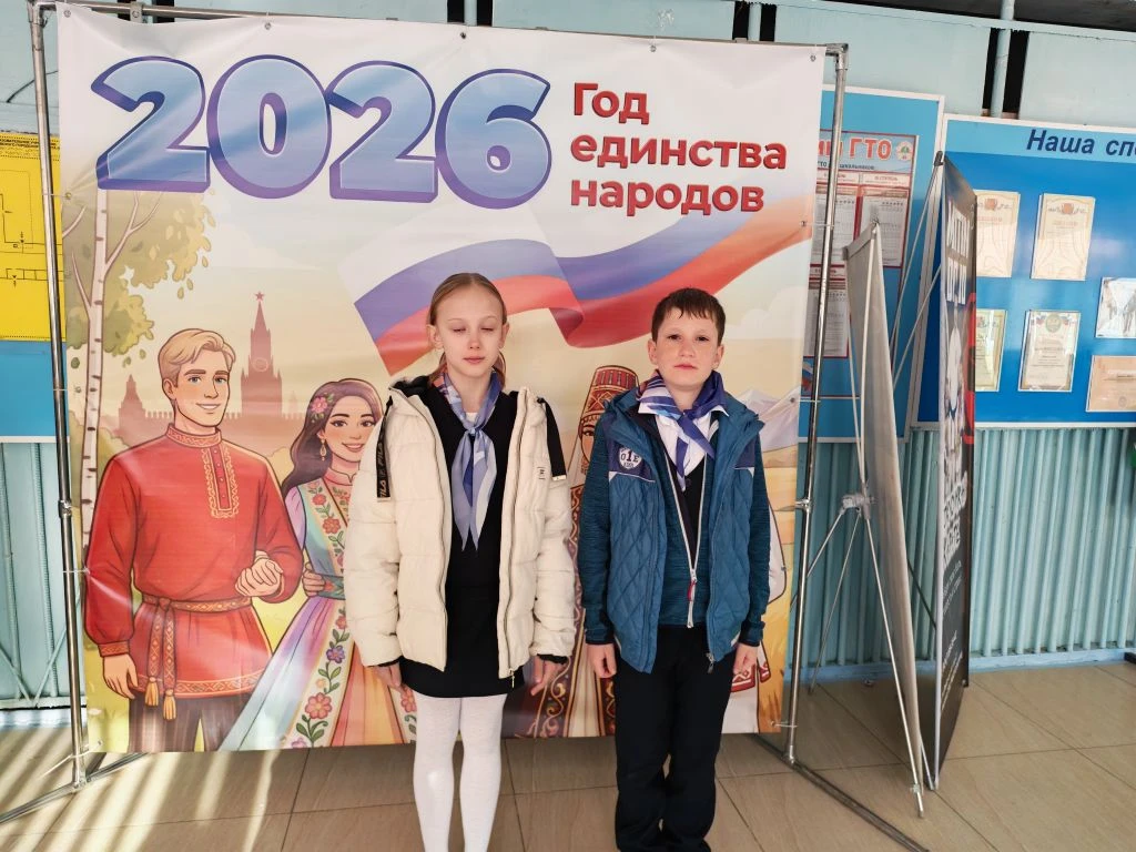 🇷🇺4 мая в нашей школе прошла общешкольная торжественная линейка, с церемонией поднятия флага России 